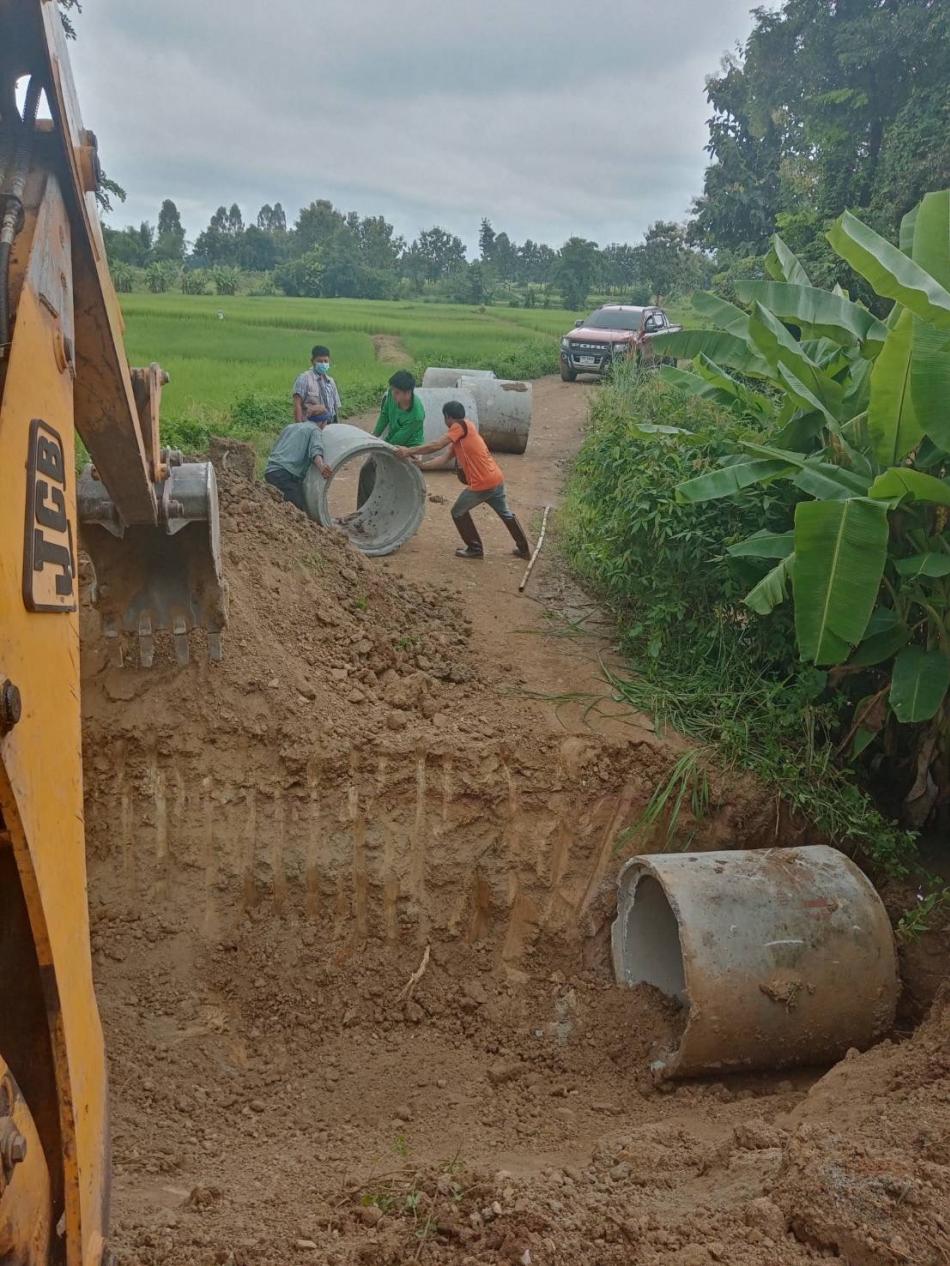 วางท่อ​ระบายน้ำ​ถนนสายการเกษตรสายโรงยางผาช่อ​ และปรับถนนสายการเกษตรสายร่องช้าง หมู่ที่ 5