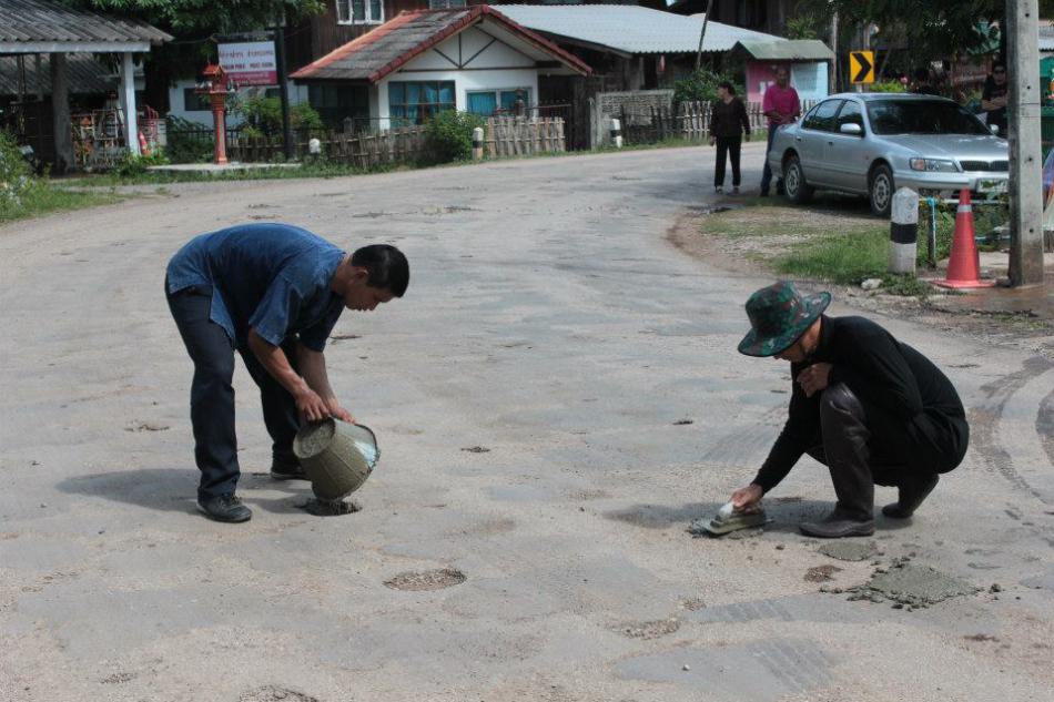 ป้องกันและบรรเทาสาธารณภัย ได้ออกพื้นที่สำรวจและซ่อมแซมถนนที่ชำรุดเป็นหลุมเป็นบ่อ