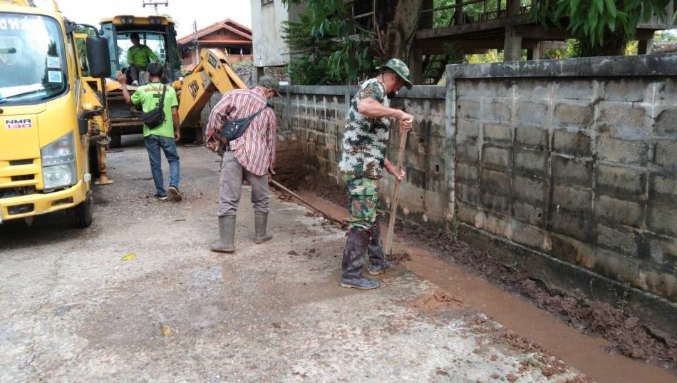 ขุดลอกร่องระบายน้ำบริเวณข้างโรงเรียนบ้านใหม่ หมู่ที่ 7 บ้านใหม่ไชยมงคล