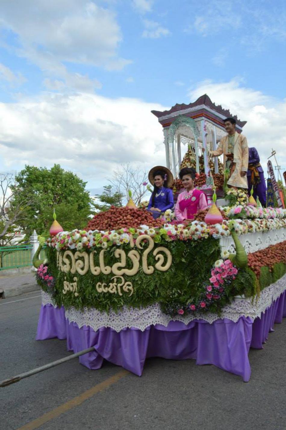 ร่วมเดินขบวนงานลิ้นจี่ ปี 2558