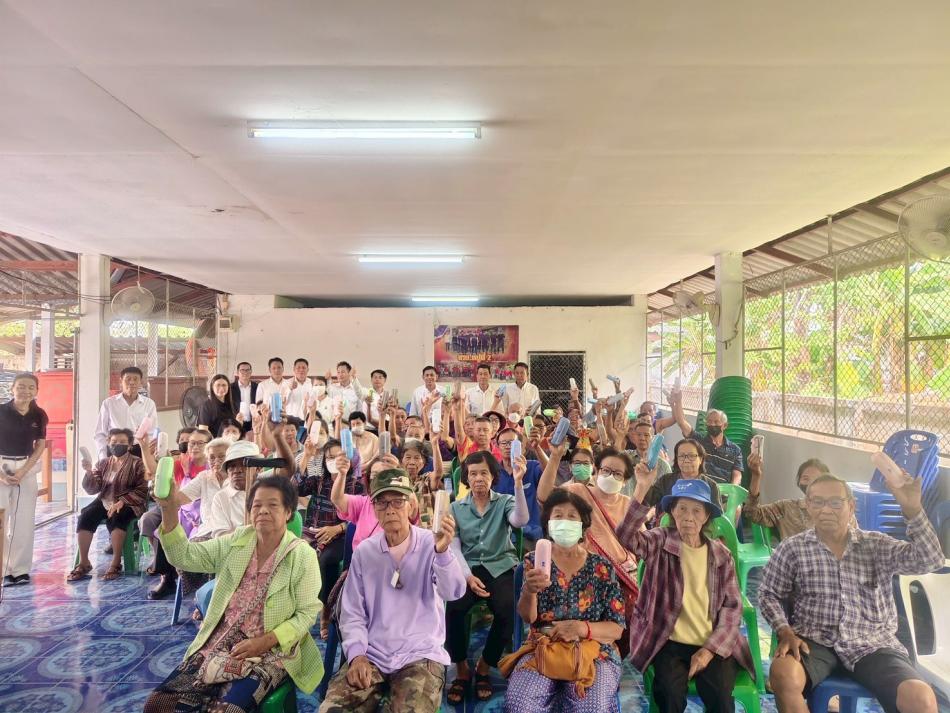 วันที่ 2 เมษายน 2569 เวลา 08.30 - 16.30 น. นายศิริรับ เลิศคำ นายกเทศมนตรีตำบลหนองหล่ม มอบหมายให้คณะผู้บริหาร สมาชิกสภาเทศบาลฯ หัวหน้าสำนักปลัด และงานสาธารณสุข ร่วมกับผู้ใหญ่บ้าน ผู้ช่วยใหญ่บ้าน แจกแว่นตาให้กับผู้สูงอายุ ตามโครงการคัดกรองความผิดปกติทางสายตาและแก้ไขปัญหาการมองเห็นไม่ชัดในกลุ่มผู้สูงอายุ ประจำปีงบประมาณ พ.ศ.2569 ณ อาคารเอนกประสงค์ หมู่ที่ 1 , 2 , 3 , 5 ตำบลหนองหล่ม