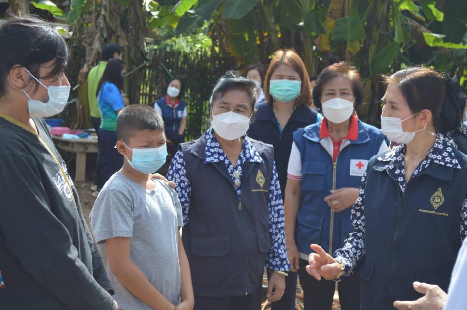 รองนายกเหล่ากาชาดพร้อมคณะกรรมการเหล่ากาชาดจังหวัดพะเยา มอบถุงยังชีพช่วยเหลือผู้ด้อยโอกาส หมู่ที่ 6
