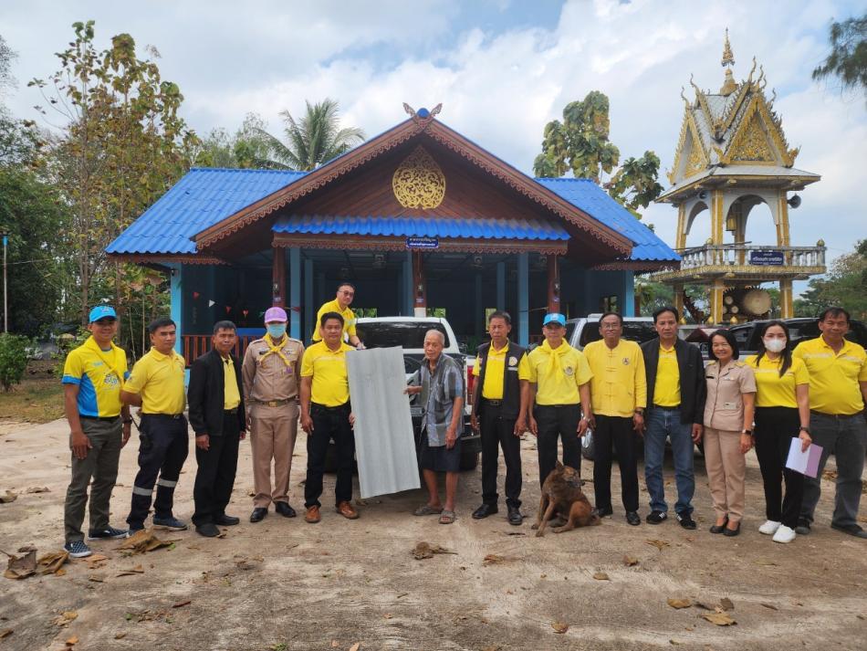วันที่ 29 มกราคม 2567 เวลา 13.30 น. นายศิริรับ เลิศคำ นายกเทศมนตรีตำบลหนองหล่ม มอบหมายให้ รองนายกเทศมนตรีฯ พร้อมด้วยคณะผู้บริหาร สมาชิกสภาฯ ปลัดอำเภอดอกคำใต้ และงานป้องกัน ลงพื้นที่มอบกระเบื้องมุงหลังคา 120 เซนติเมตร จำนวน 45 แผ่น กระเบื่อมุงหลังคา 150 เซนติเมตร จำนวน 2 แผ่น ครอบกระเบื้องไร้องศา จำนวน 18 แผ่น ให้ผู้ประสบวาตภัยในพื้นที่หมู่ที่ 5 บ้านแม่พริก จำนวน 10 ราย