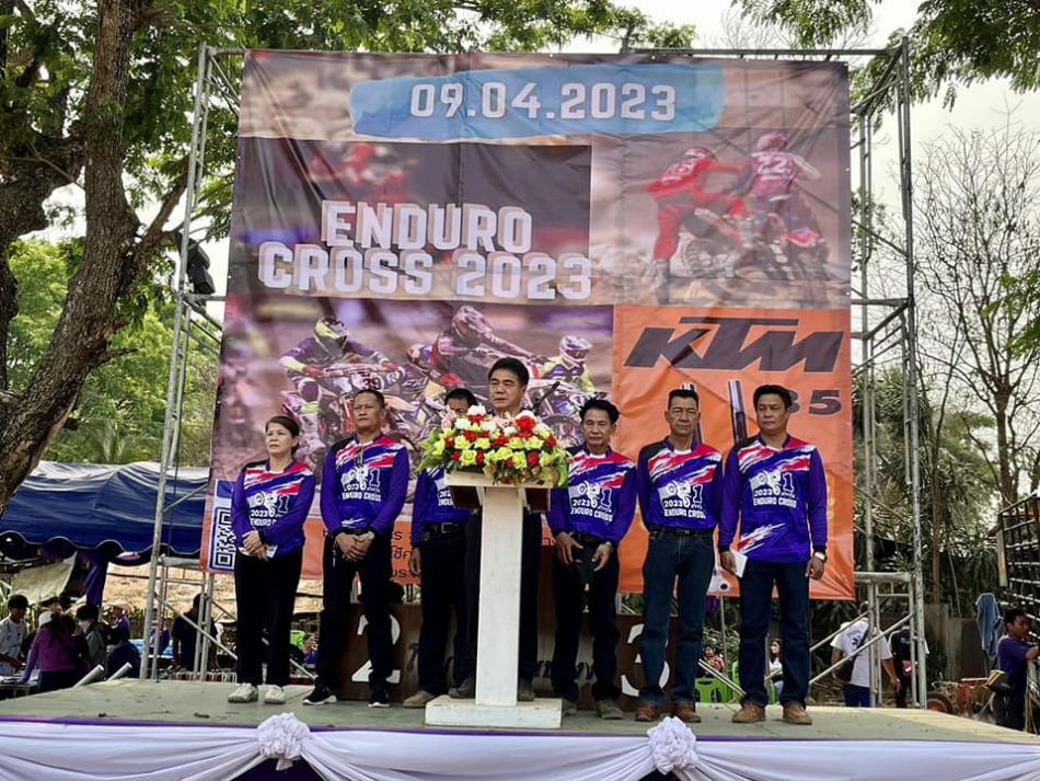 นายศิริรับ เลิศคำ นายกเทศมนตรีตำบลหนองหล่ม เป็นประธานเปิดงาน Enduro cross 2023 พร้อมด้วยคณะผู้บริหาร สมาชิกสภาเทศบาล พนักงานเทศบาล ร่วมกับชมรมกำนันผู้ใหญ่บ้านตำบลหนองหล่ม ชมการแข่งขันรถ Enduro ณ บ้านปางงุ้น หมู่ที่ 6 ตำบลหนองหล่ม