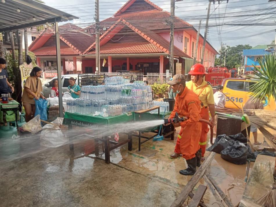 งานป้องกันฯ เทศบาลตำบลหนองหล่ม ร่วมช่วยเหลือผู้ประสบเหตุอุทกภัย ณ หน้ามหาวิทยาลัยพะเยา????‍♂️ ????️????️ในวันที่ 17 กันยายน 2567 เวลา 13.00 น. นายศิริรับ เลิศคำ นายกเทศมนตรีตำบลหนองหล่ม มอบหมายให้ งานป้องกันและบรรเทาสาธารณภัย เทศบาลตำบลหนองหล่ม ช่วยเหลือผู้ประสบเหตุอุทกภัย ณ หน้ามหาวิทยาลัยพะเยา ตำบลแม่กา อำเภอเมืองพะเยา จังหวัดพะเยา