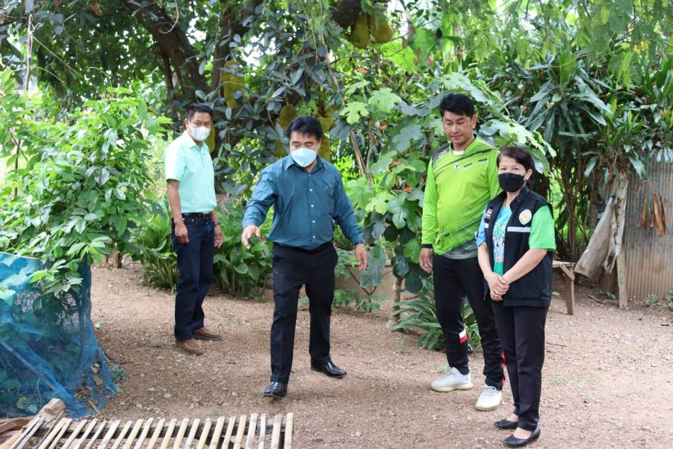 ขุดร่องระบายน้ำให้ประชาชนในพื้นที่เพื่อแก้ไขปัญหาน้ำท่วมขัง