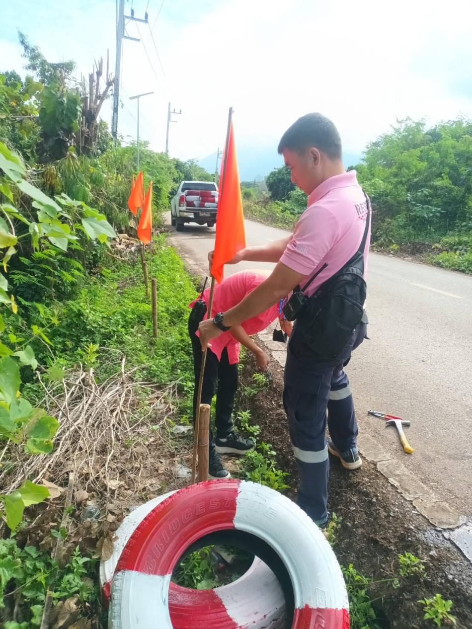 วันที่ 5 พฤศจิกายน 2567 เวลา 08.30 น.นาย ศิริรับ เลิศคำ นายกเทศมนตรีตำบลหนองหล่ม มอบหมายให้ งานป้องกันฯสำนักปลัด นำล้อรถยนต์ ขาวแดง และติดธงสีส้มตามจุดเสี่ยงเกิดอุบัติในพื้นที่ตำบลหนองหล่ม???? เพื่อป้องกันการเกิดอุบัติเหตุทางถนน