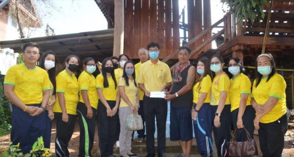 กองทุนออมวันละบาทของพนักงานเทศบาลตำบลหนองหลม ช่วยเหลือผู้ประสบภัยไฟใหม้บ้าน