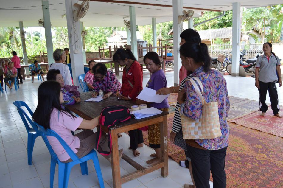 โครงการส่งเสริมอาชีพสานกระเป๋าพลาสติกกลุ่มสตรี (20 ภาพ)